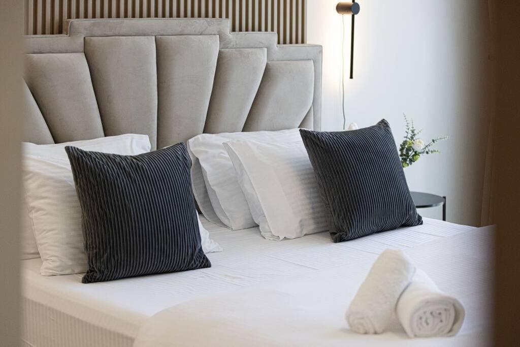 Chic 2 Bed Near Trade Centre With 5 Star Amenities Apartamento Dubai Exterior foto